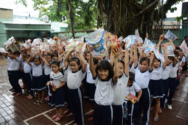 Giving gift portions to pupils on the occasion of Mid-Autumn Festival